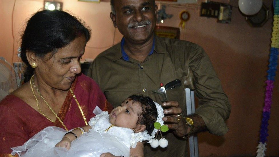 சமீபத்தில் நடைபெற்ற ஒரு நண்பரின் இல்லவிழாவில் லலிதா (58), கணவர் சிம்மசந்திரன்(47)