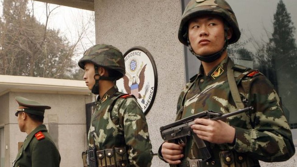 பீஜிங்கில் உள்ள அமெரிக்க தூதரகத்தில் காவல் பணியில் உள்ள சீன போலீசார்