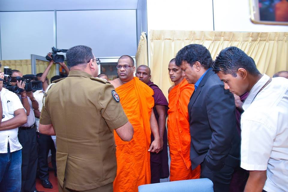 கடந்த வாரம் அமைச்சர் மனோ கணேசனின் அமைச்சகத்திற்கு வந்த ஞானசார தேரோ