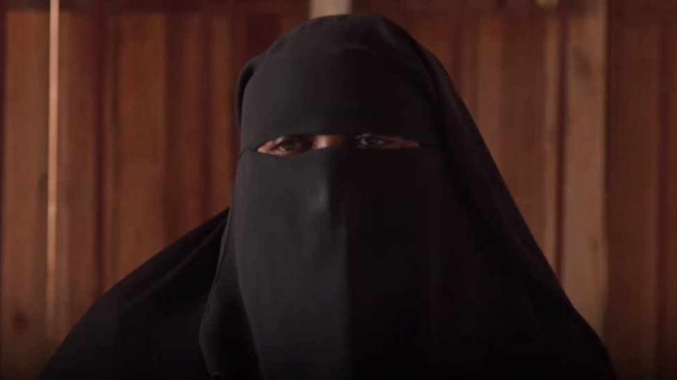 சலாமா ஒரு ஆலோசராக பயிற்சி பெற்றவர்.