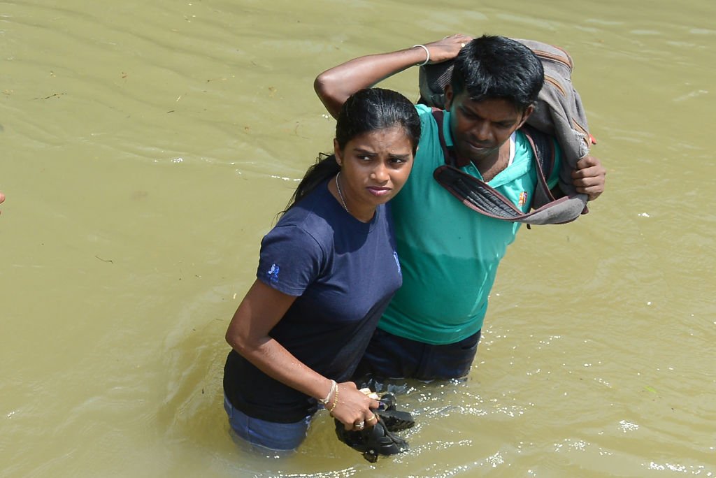 இலங்கையில் மழை வெள்ளம் மற்றும் நிலச்சரிவுகளில் சிக்கி பலியானவர்களின் எண்ணிக்கை 100 ஆக அதிகரித்துள்ளது.
