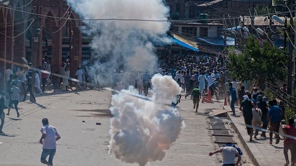 தடைக்கு எதிராக காஷ்மீரில் போராட்டம்