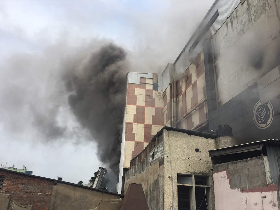 சென்னை உஸ்மான் சாலையில் உள்ள பிரபல துணி கடையில் இன்று காலை திடீரென தீ விபத்து ஏற்பட்டது.