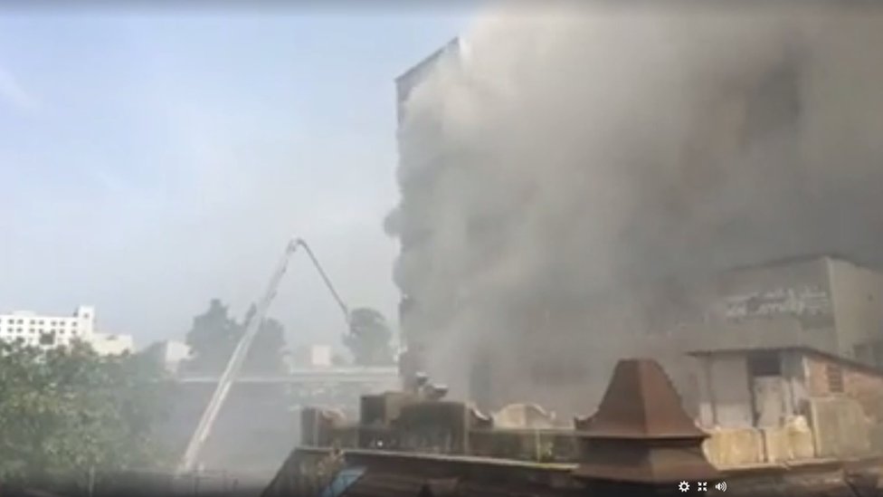 பிரபல துணி கடையில் தீ : தீயை அணைக்க தீயணைப்பு வீரர்கள் கடும் முயற்சி