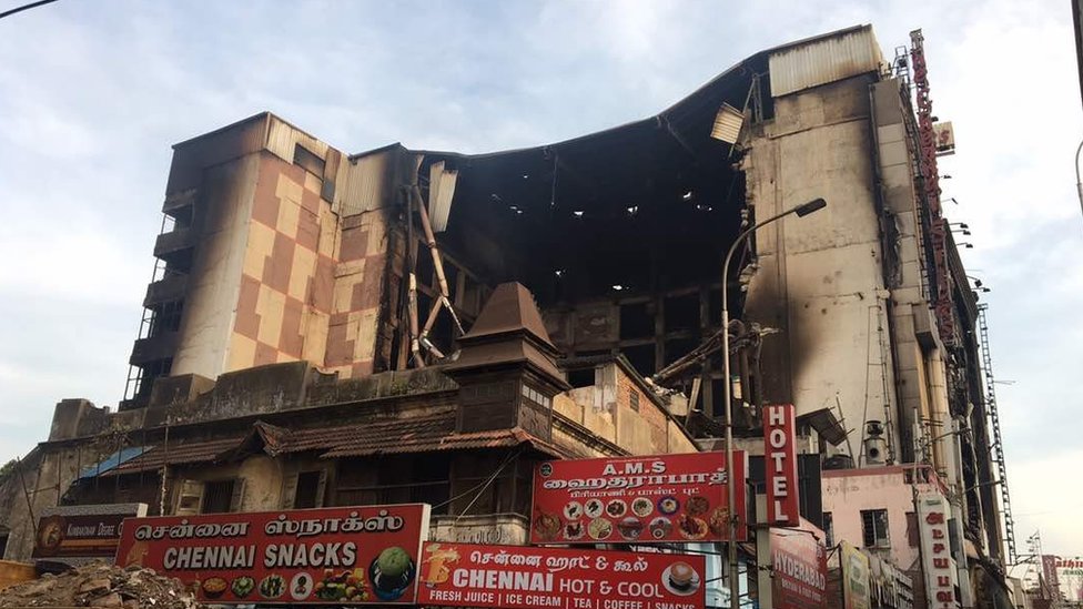 எரிந்த தி சென்னை சில்க்ஸ் கட்டடத்தின் பக்கவாட்டு தோற்றம்.