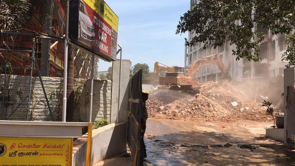 கார் நிறுத்துமிடத்தில் நடைபெற்றுவரும் இடிப்பு பணிகள்