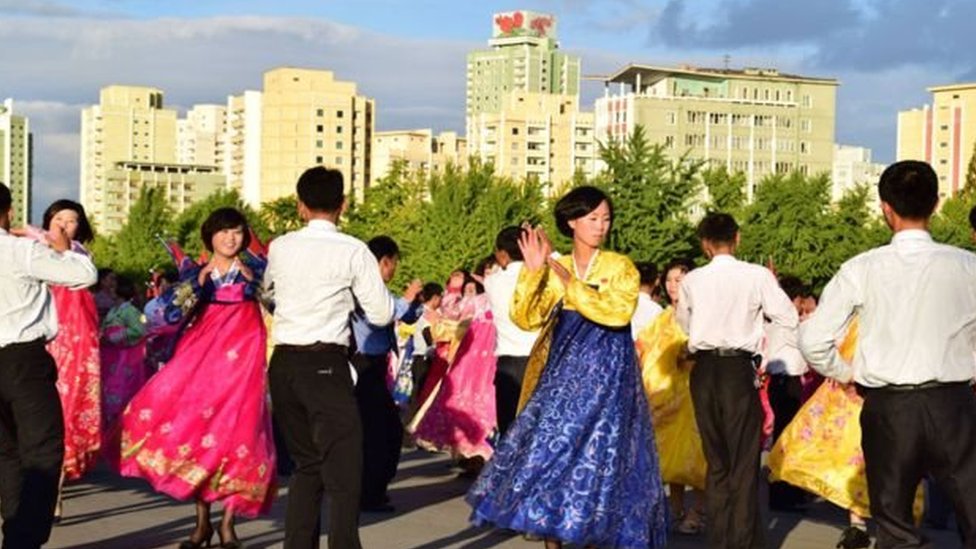 தலைநகர் பியாங்யோங்கிற்கு வெளியில் நடைபெறும் கிராமிய நடனம்