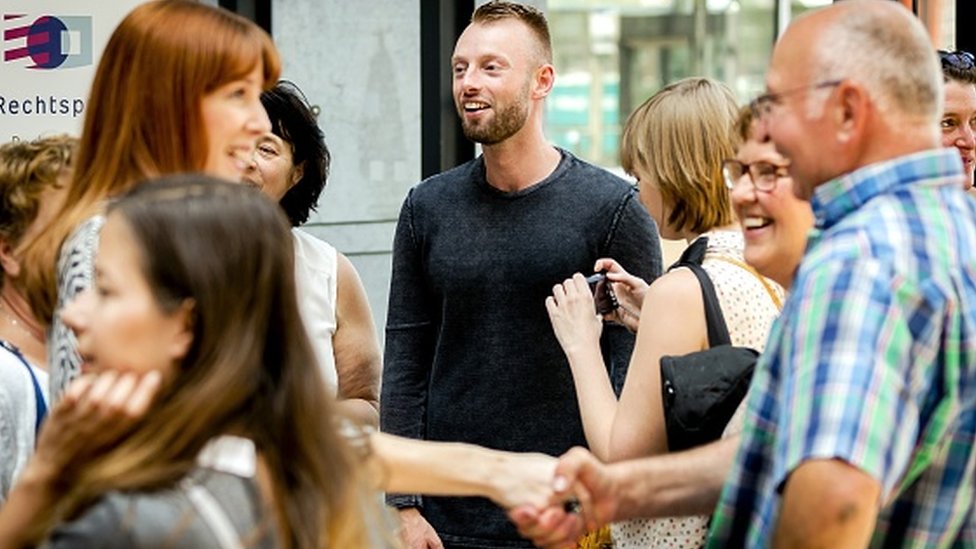 டச் நாட்டில் ஒரு டஜன் கணக்கான பெண்களுக்கு தனது சொந்த விந்தணுக்களை மருத்துவர் செலுத்தியதாக குற்றச்சாட்டு