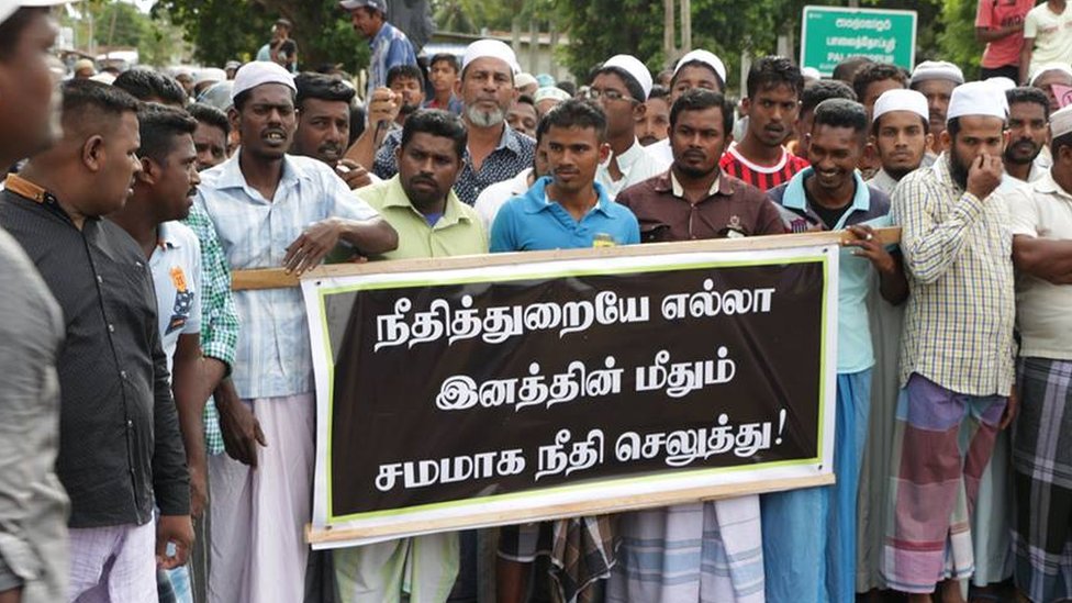 மூதூர் பிரதேசத்தில் மூன்று தமிழ் மாணவிகள் பாலியல் வன்முறைக்குள்ளான சம்பவத்தையடுத்து இந்து-முஸ்லீம் தரப்புகள் ஆர்ப்பாட்டங்களில் ஈடுபட்டுள்ளனர்