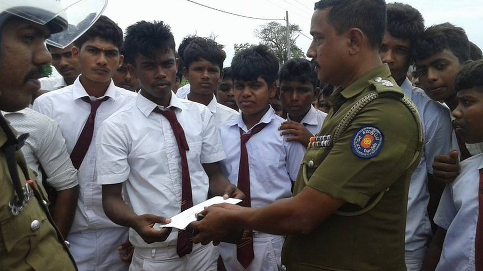 மூதூர் பிரதேசத்தில் மூன்று தமிழ் மாணவிகள் பாலியல் வன்முறைக்குள்ளான சம்பவத்தையடுத்து மாணவர்கள் ஆர்ப்பாட்டங்களில் ஈடுபட்டுள்ளனர்