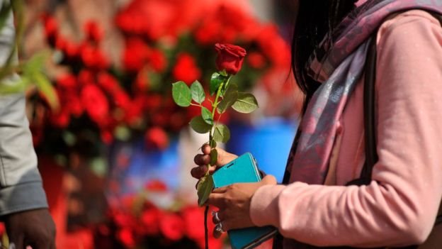 மலரோடு பெண்