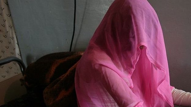 தலையை மூடிய பெண்