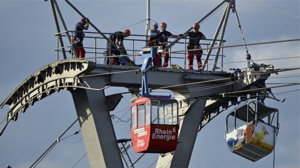 ஜெர்மனியில் கேபிள் கார் மோதல்: அந்தரத்தில் தொங்கிய 75 பயணிகள்