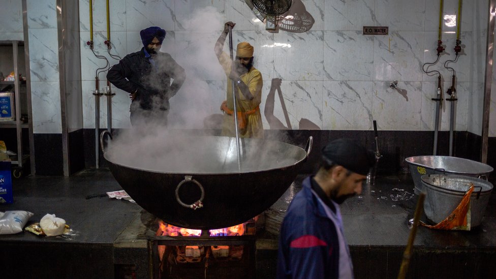 எவ்வளவு பேர் வந்தாலும் சளைக்காமல் உணவு சமைக்கும் நிலையில் தன்னார்வலர்கள்