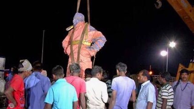 மெரினா கடற்கரை அருகே இருந்த நடிகர் சிவாஜி சிலை இரவோடு இரவாக அகற்றம்