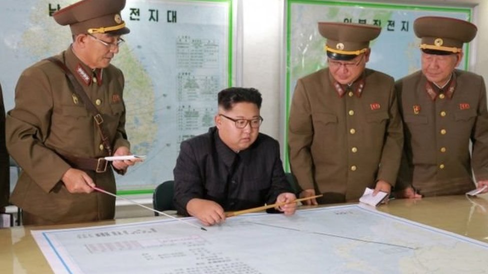 குவாம் மீதான தாக்குதல் திட்டம் குறித்த வரைபடத்தை கிம் ஜாங்-உன் ஆய்வு செய்ததாக வடகொரிய அரசு ஊடகம் வெளியிட்ட புகைப்படம்.