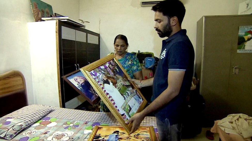 வீட்டின் ஒவ்வொரு அறையிலும் பாபாவின் புகைப்படம்