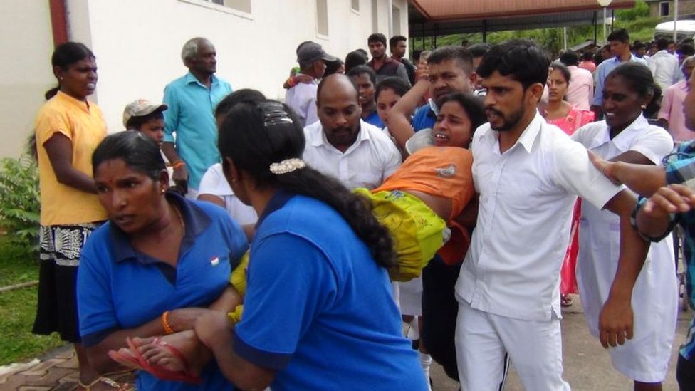 வைத்தியசாலைக்கு கொண்டுசெல்லப்படும் ஒரு பெண் பணியாளர்