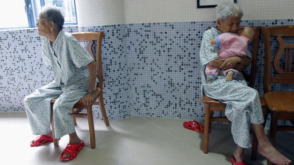 பொம்மையை கொஞ்சும் முதியோர்