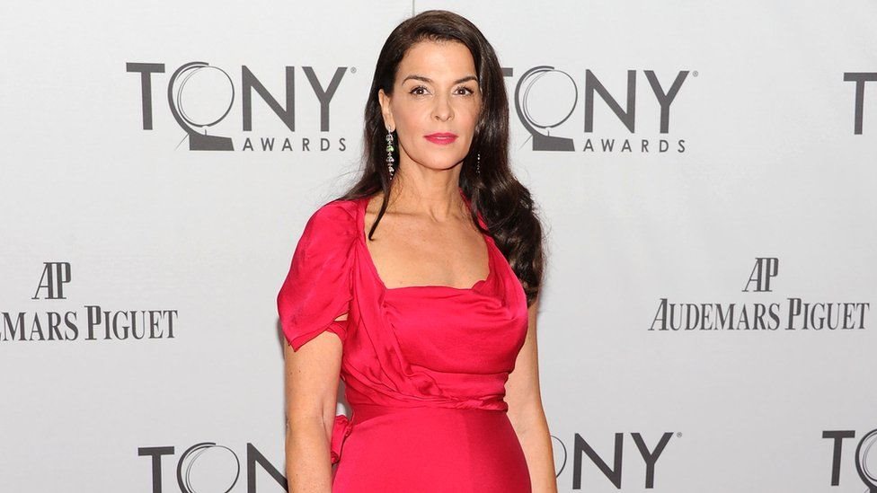 ''ஹார்வி வலுக்கட்டாயமாக என் வீட்டிற்கு நுழைந்து என்னை வல்லுறவு செய்தார்'': ஆனபெல்லா ஸ்கியோரா