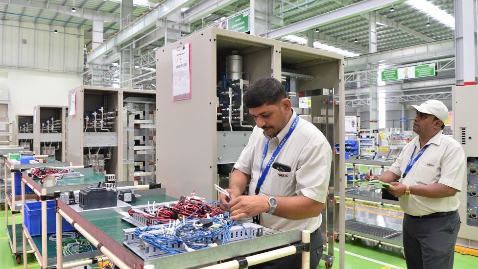 பண மதிப்பிழப்பு: 'ஒரு தரைவிரிப்பு குண்டுவீச்சு'