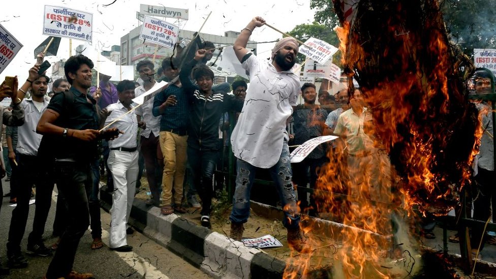 ஜி.எஸ்.டி வருவதற்கு இரண்டு நாட்களுக்கு முன்பே ஜூன் 28 அன்று டெல்லியில் அதற்கு எதிர்ப்பு தெரிவித்து வியாபாரிகள். (கோப்பு படம்)