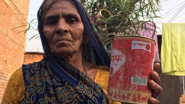 சிவப்பு டப்பாவோடு பெண்