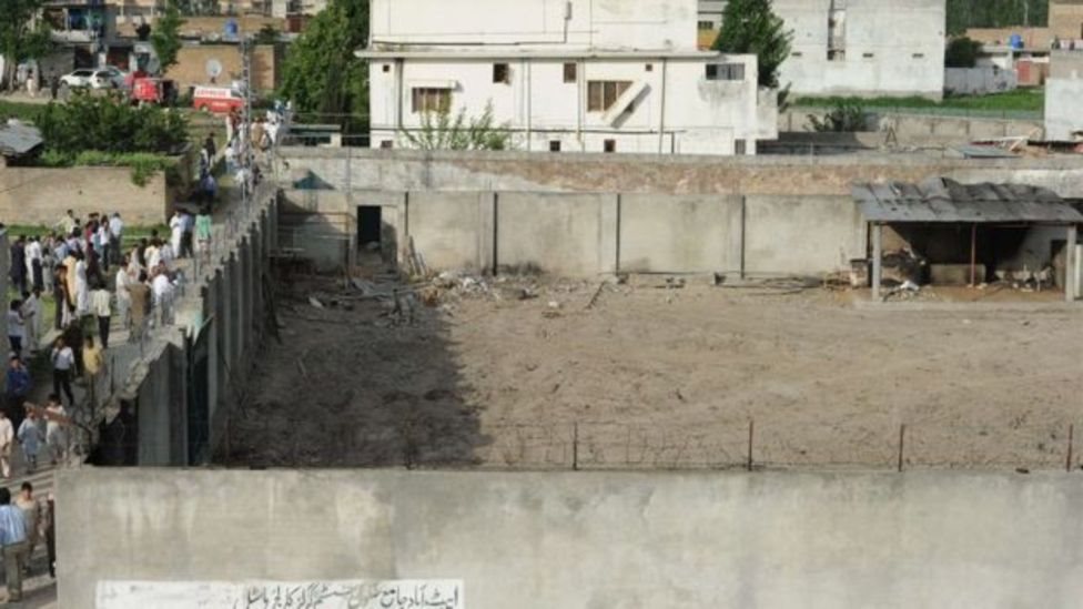 ஒசாமா பின்லேடன் இறந்ததும், அந்த வீட்டின் முன் கூடிய மக்கள்