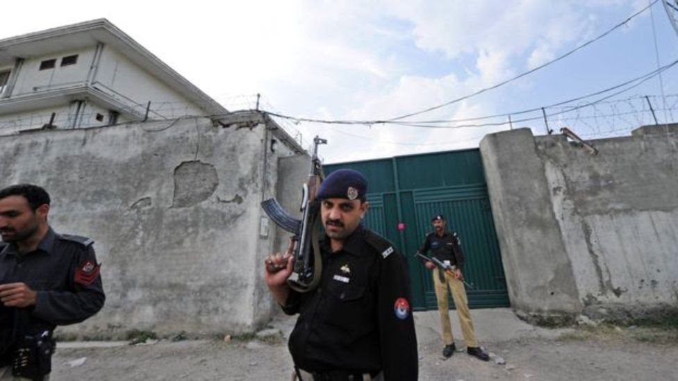 அபோட்டாபாதில் பின்லேடனின் மரணத்திற்கு பிறகு அங்கு கூடிய பாகிஸ்தானி காவல்துறையினர்