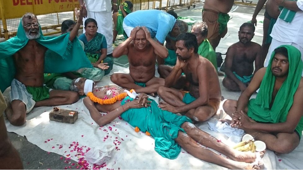 விவாசயிகளின் ஒப்பாரி போராட்டம்