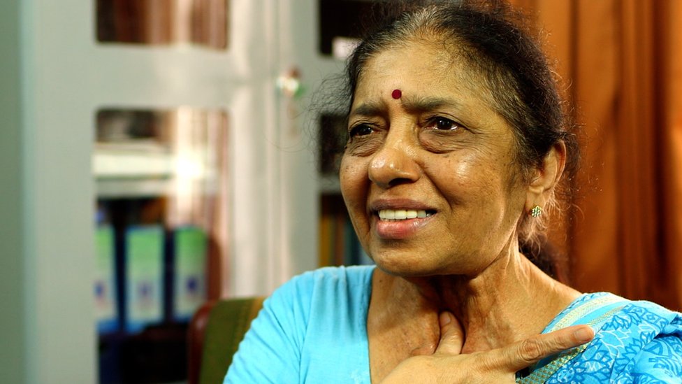 டாக்டர் ராவ் குரலவடப் பெட்டிகளில் ஒன்றை பொருத்தியிருக்கும் நளினி, மற்ற தொண்டை புற்று நோயாளிகளுக்கும் உதவுகிறார்.