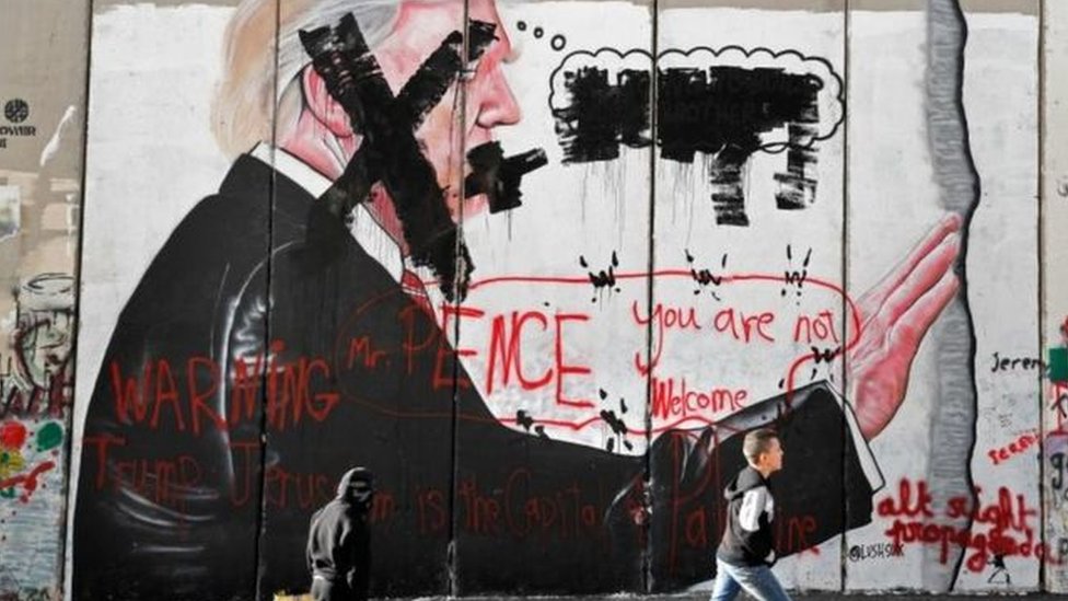 பென்ஸின் வருகைக்கு எதிராக மேற்கு கரை பகுதியில் எழுதப்பட்ட சுவர் வாசகங்கள்