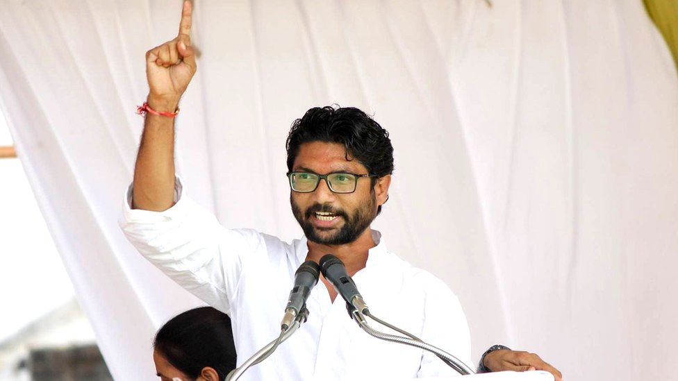 யார் இந்த ஜிக்னேஷ் மேவானி? குஜராத்தில் பாஜக வேட்பாளரை வீழ்த்தியது எப்படி?