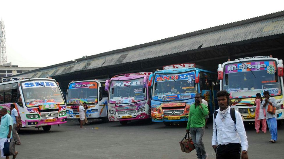 ஈரோடு பேருந்து நிலையத்தில் நிற்கும் தனியார் பேருந்துகள்