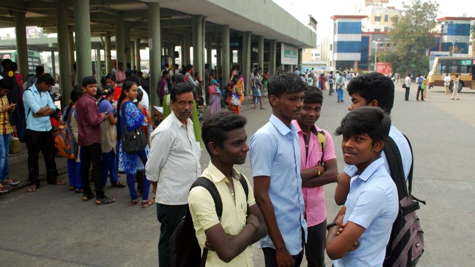 பேருந்துக்காக காத்திருக்கும் பொதுமக்கள்