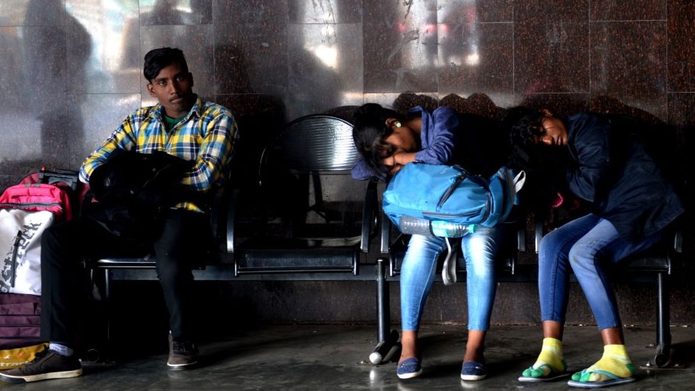 பேருந்துக்காக காத்திருக்கும் பொதுமக்கள்