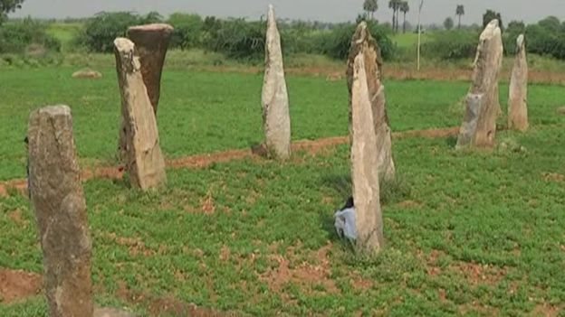 அந்தக் கற்களைச் சுற்றி வேளாண்மை நடைபெற்று வருகிறது