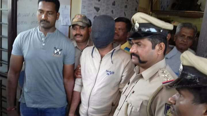 கர்நாடகாவில் 25 கார்களுக்கு தீ வைத்த மருத்துவர் கைது