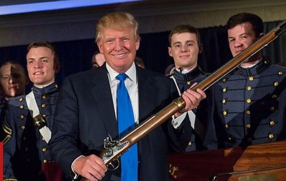 துப்பாக்கியும் கையுமாக டிரம்ப்