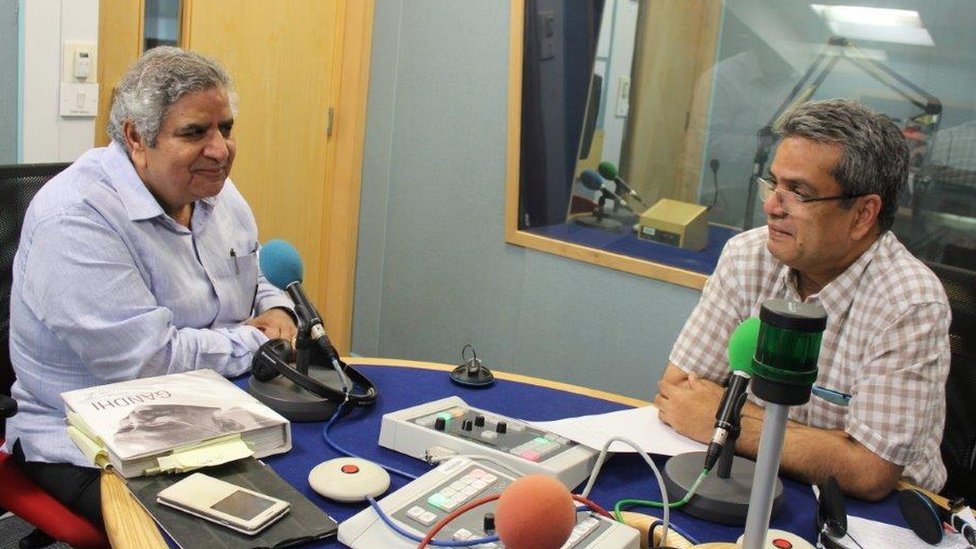 பிபிசி ஸ்டுடியோவில் ரெஹான் ஃபஜல் மற்றும் காந்தியின் வாழ்க்கை வரலாற்றை எழுதிய பிரமோத் கபூர்