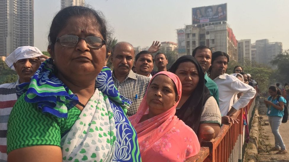 ஸ்ரீதேவியை வழியனுப்பி வைக்க காத்திருக்கும் ஆயிரக்கணக்கான ரசிகர்கள் (புகைப்படத் தொகுப்பு)