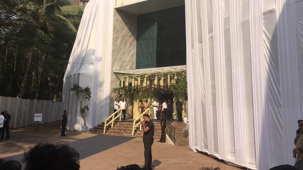 ஸ்ரீதேவியை வழியனுப்பி வைக்க காத்திருக்கும் ஆயிரக்கணக்கான ரசிகர்கள் (புகைப்படத் தொகுப்பு)