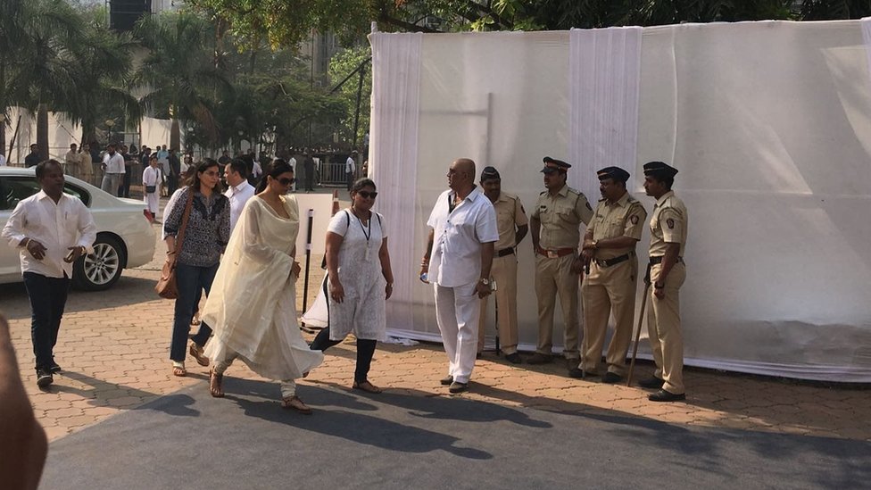 நடிகை சுஷ்மிதா சென் இறுதியஞ்சலி செலுத்த விரையும் காட்சி