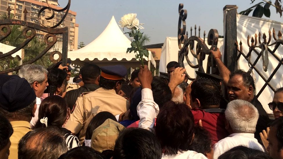 ஸ்ரீதேவியை வழியனுப்பி வைக்க காத்திருக்கும் ஆயிரக்கணக்கான ரசிகர்கள் (புகைப்படத் தொகுப்பு)