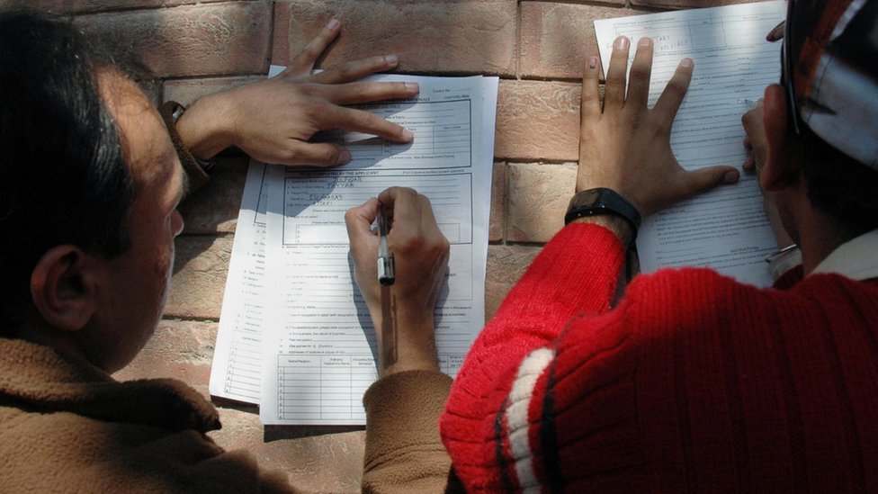 விண்ணப்பம் பூர்த்தி செய்வோர்.