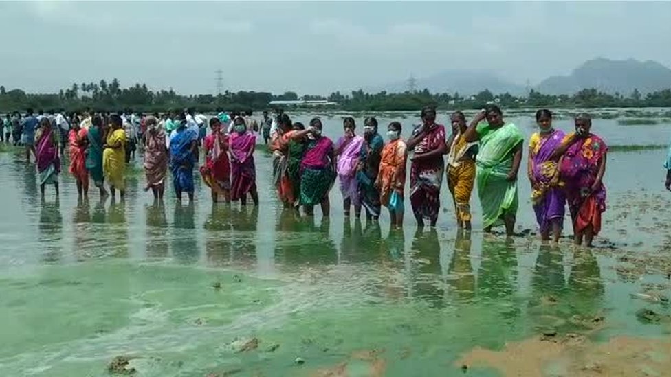 பத்து நாட்களுக்கு மேலாக துர்நாற்றம்: ஏரியில் இறங்கி மக்கள் போராட்டம்