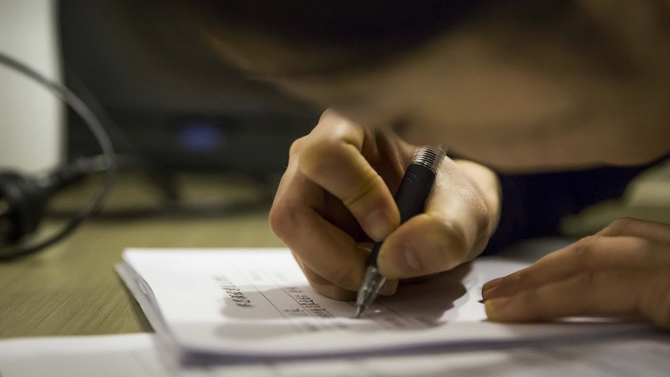 உயரம் குறைவாக இருக்கிறீர்கள், ஆசிரியர் ஆக முடியாது - விநோத விதிமுறை