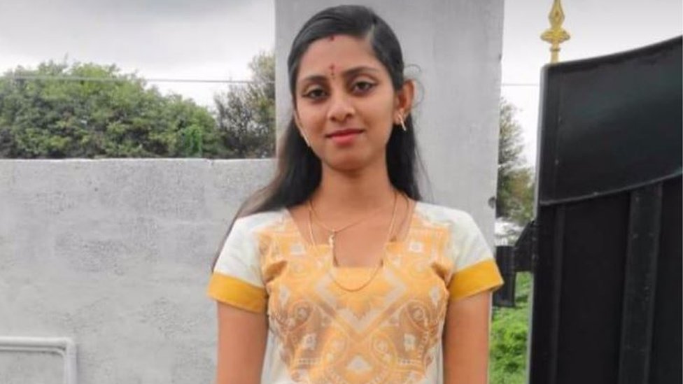 யூ-டியூப் பார்த்து பிரசவம் பார்த்த கணவர் - மனைவி பலி யூ-டியூப் பார்த்து பிரசவம் பார்த்த கணவர் - மனைவி பலி