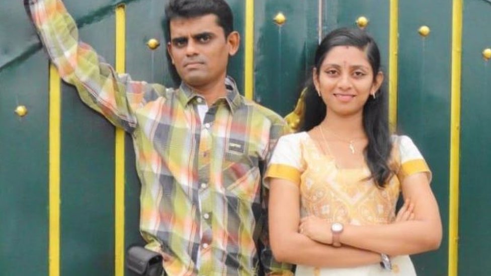 யூ-டியூப் பார்த்து பிரசவம் பார்த்த கணவர் - மனைவி பலி யூ-டியூப் பார்த்து பிரசவம் பார்த்த கணவர் - மனைவி பலி