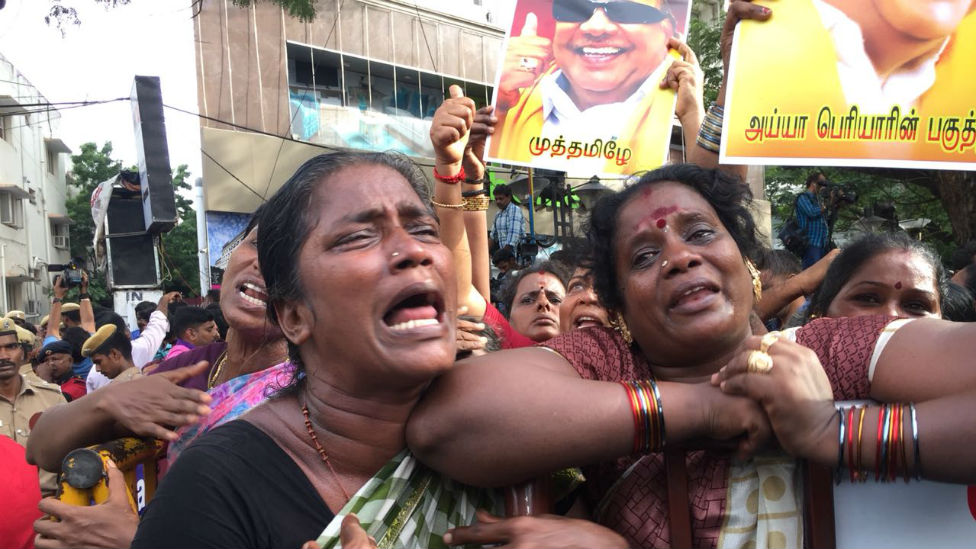 அலைமோதும் தொண்டர்கள்
